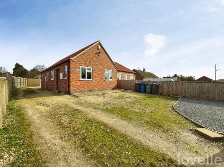 2 bedroom Detached bungalow for sale in Dolbydean, Kexby, DN21