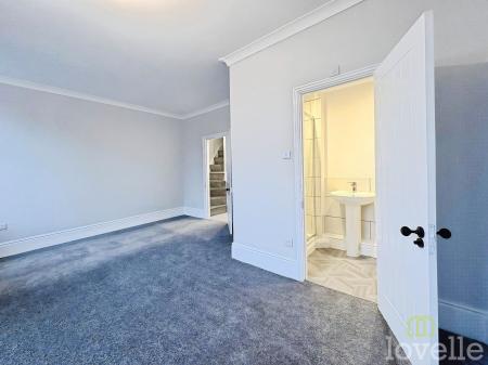 4 bedroom Semi-detached house for sale in Lea Road, Gainsborough, DN21