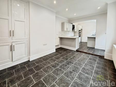 4 bedroom Semi-detached house for sale in Lea Road, Gainsborough, DN21