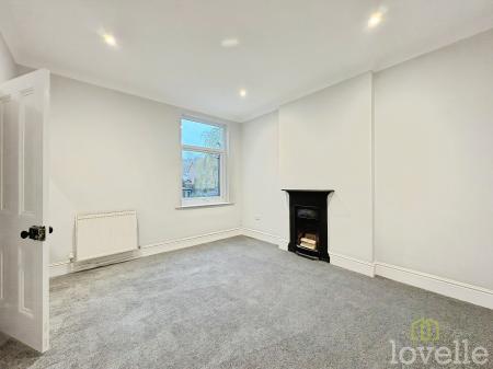 4 bedroom Semi-detached house for sale in Lea Road, Gainsborough, DN21