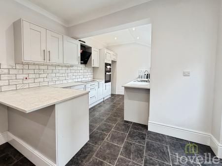 4 bedroom Semi-detached house for sale in Lea Road, Gainsborough, DN21