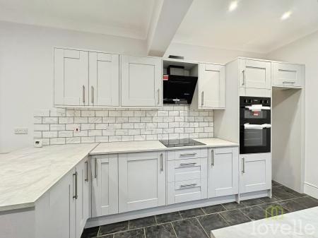 4 bedroom Semi-detached house for sale in Lea Road, Gainsborough, DN21