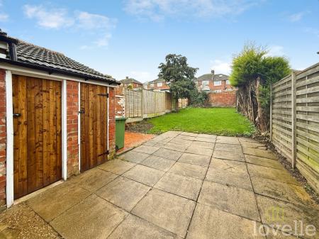 4 bedroom Semi-detached house for sale in Lea Road, Gainsborough, DN21