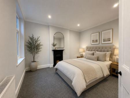 4 bedroom Semi-detached house for sale in Lea Road, Gainsborough, DN21