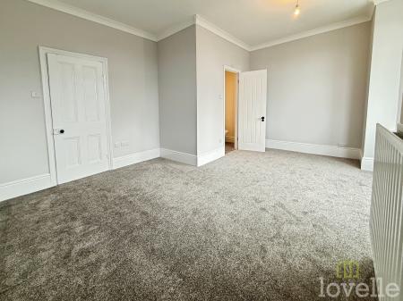 4 bedroom Semi-detached house for sale in Lea Road, Gainsborough, DN21