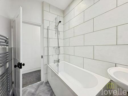 4 bedroom Semi-detached house for sale in Lea Road, Gainsborough, DN21