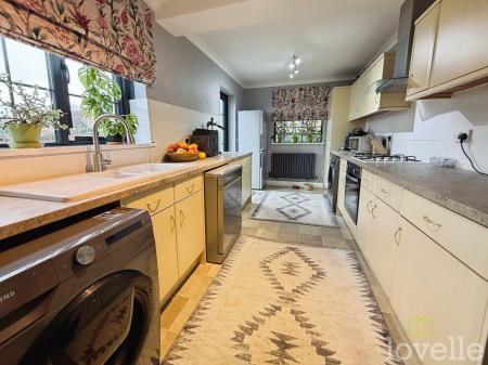 3 bedroom Semi-detached house for sale in Claythorne Drive, Gainsborough, DN21