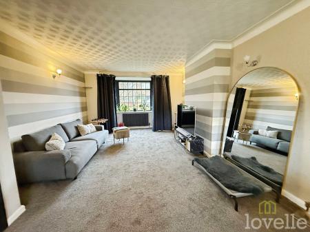 3 bedroom Semi-detached house for sale in Claythorne Drive, Gainsborough, DN21