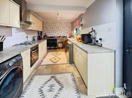 3 bedroom Semi-detached house for sale in Claythorne Drive, Gainsborough, DN21