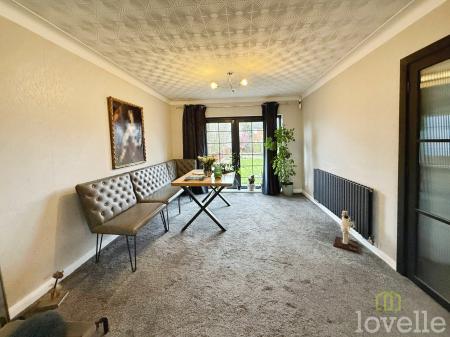 3 bedroom Semi-detached house for sale in Claythorne Drive, Gainsborough, DN21