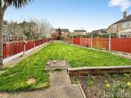 3 bedroom Semi-detached house for sale in Claythorne Drive, Gainsborough, DN21