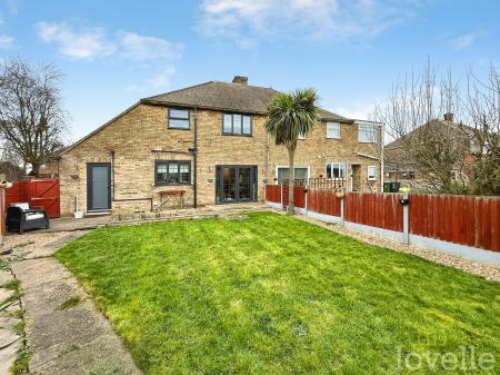 3 bedroom Semi-detached house for sale in Claythorne Drive, Gainsborough, DN21