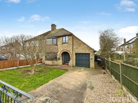 3 bedroom Semi-detached house for sale in Claythorne Drive, Gainsborough, DN21