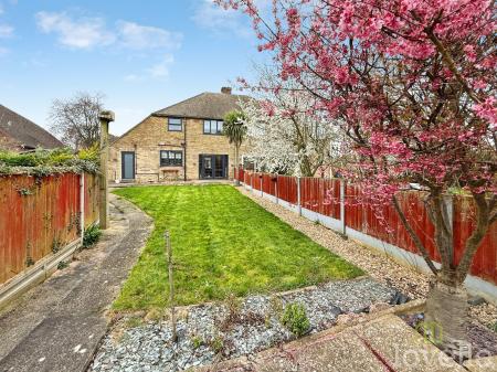 3 bedroom Semi-detached house for sale in Claythorne Drive, Gainsborough, DN21