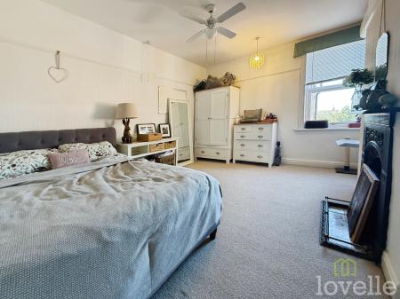 5 bedroom Semi-detached house for sale in Morton Terrace, Gainsborough, DN21