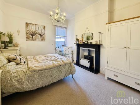 5 bedroom Semi-detached house for sale in Morton Terrace, Gainsborough, DN21