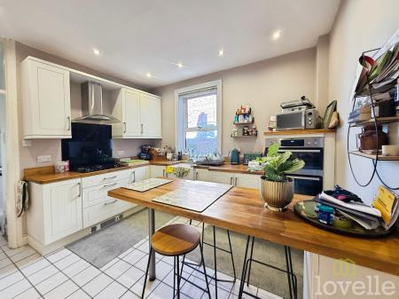 5 bedroom Semi-detached house for sale in Morton Terrace, Gainsborough, DN21