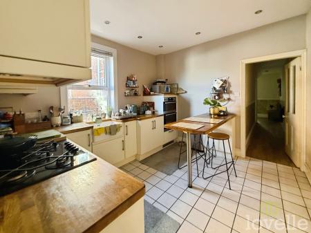 5 bedroom Semi-detached house for sale in Morton Terrace, Gainsborough, DN21