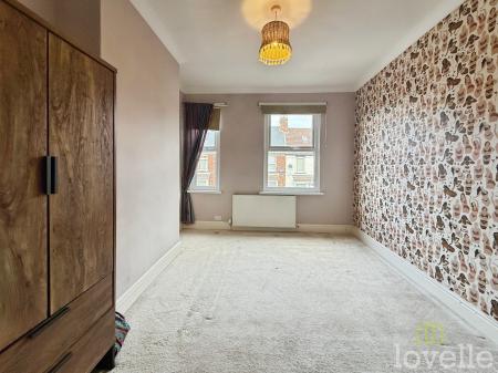 3 bedroom Semi-detached house for sale in Melrose Road, Gainsborough, DN21