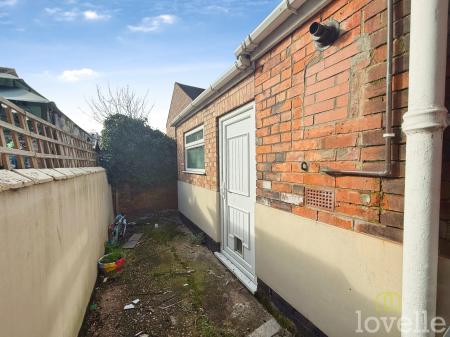 3 bedroom Semi-detached house for sale in Melrose Road, Gainsborough, DN21