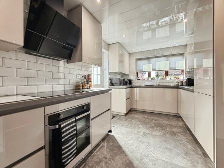 4 bedroom Detached house for sale in Priory Way, Lea, DN21