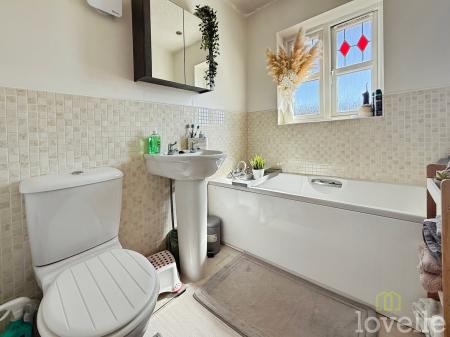 3 bedroom Semi-detached house for sale in Ling Drive, Gainsborough, DN21