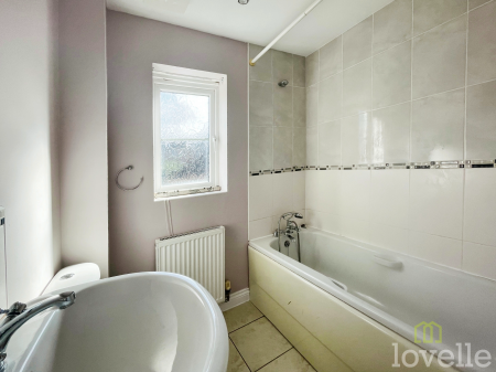 4 bedroom End of terrace house for sale in The Avenue, Gainsborough, DN21
