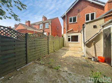 2 bedroom Terraced House to let in Lea Road, Gainsborough, DN21