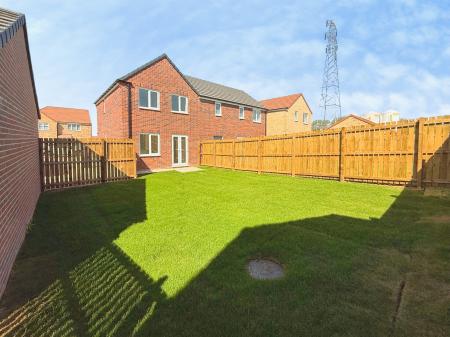 3 bedroom Semi-detached house to let in Hornsbys Holt, Scunthorpe, DN15