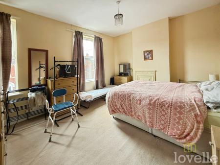 3 bedroom Semi-detached house for sale in Edward Road, Gainsborough, DN21