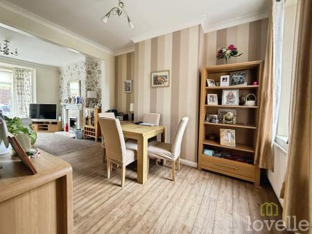 3 bedroom Semi-detached house for sale in Edward Road, Gainsborough, DN21