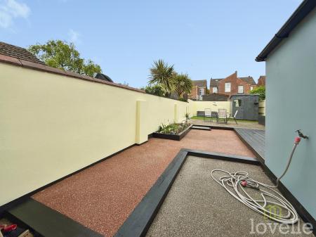 3 bedroom Semi-detached house for sale in Edward Road, Gainsborough, DN21