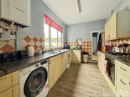 3 bedroom Semi-detached house for sale in Edward Road, Gainsborough, DN21