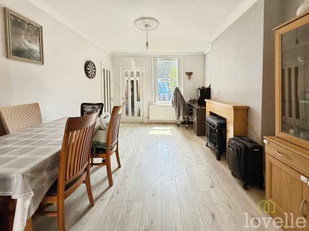 4 bedroom Semi-detached house for sale in Melrose Road, Gainsborough, DN21