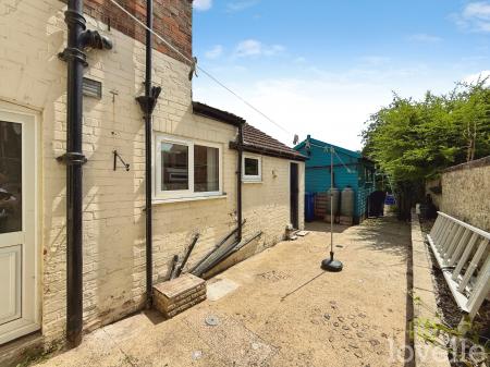 4 bedroom Semi-detached house for sale in Melrose Road, Gainsborough, DN21