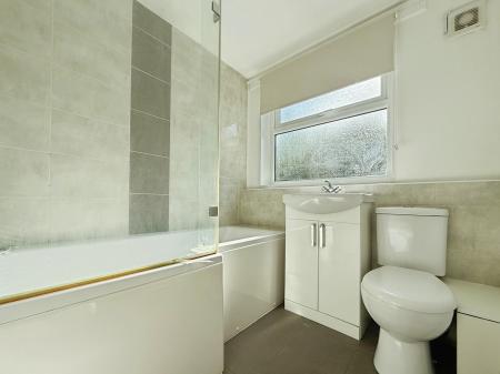 2 bedroom Flat to let in 18 Baines Road Gainsborough DN21 1TA