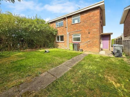 2 bedroom Flat to let in 18 Baines Road Gainsborough DN21 1TA
