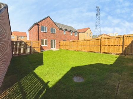 3 bedroom Semi-detached house to let in Hornsbys Holt, Scunthorpe, DN15