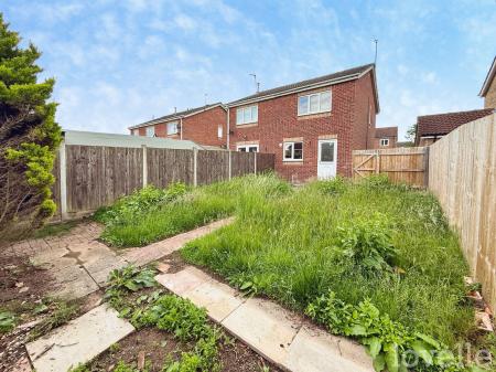 2 bedroom Semi-detached house for sale in Laurel Close, Gainsborough, DN21