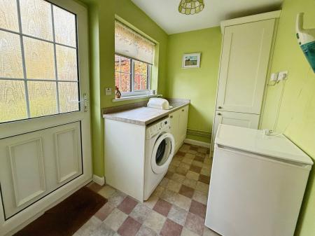 2 bedroom Detached bungalow for sale in Lodge Lane, Upton, DN21