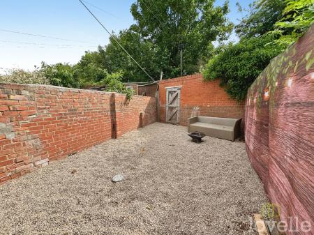 2 bedroom Terraced House for sale in Dickenson Terrace, Gainsborough, DN21