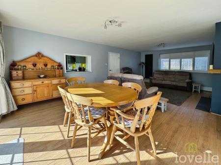 4 bedroom Semi-detached house for sale in Crooked Billet Street, Morton, DN21