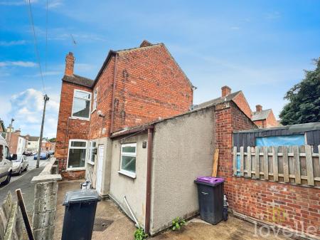 4 bedroom Terraced House for sale in Curzon Street, Gainsborough, DN21