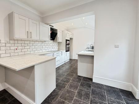 4 bedroom Detached house for sale in Lea Road, Gainsborough, DN21