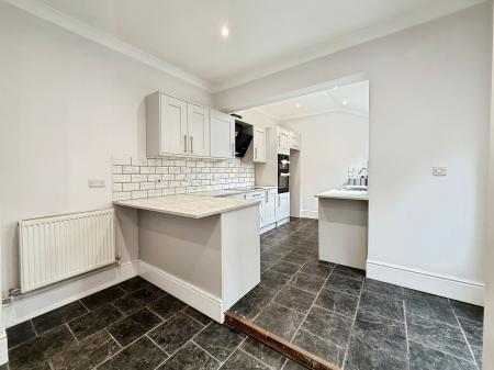 4 bedroom Detached house for sale in Lea Road, Gainsborough, DN21