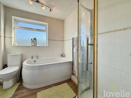 4 bedroom Detached house for sale in Morton Road, Laughton, DN21