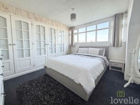 4 bedroom Detached house for sale in Morton Road, Laughton, DN21