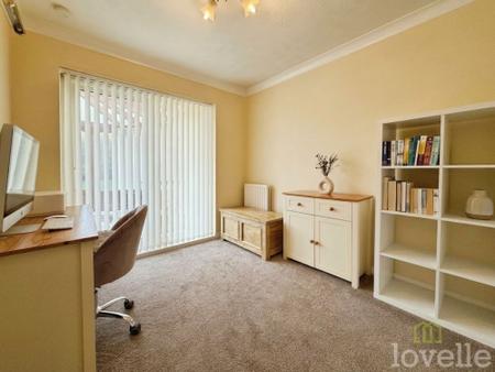 4 bedroom Detached house for sale in Morton Road, Laughton, DN21