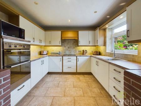4 bedroom Detached house for sale in Morton Road, Laughton, DN21