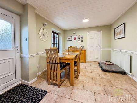 4 bedroom Detached house for sale in Morton Road, Laughton, DN21